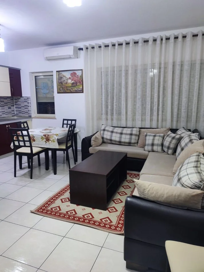 Tirane, jepet me qera apartament 2+1+Ballkon , 85 m² 550 € (yzberisht)