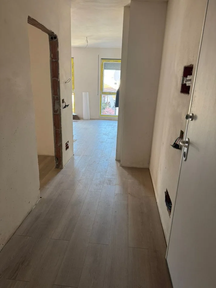 Tirane, shitet apartament 1+1 Kati 1, 145.000 m² 145.000 € (Xhomllik, Rruga Telo Ndini)