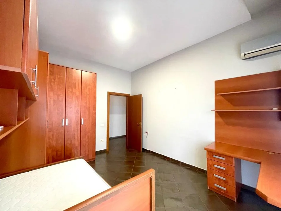 Tirane, jepet me qera apartament+verande | Penthouse 4+1+Aneks+Ballkon Kati 5, 210 m² 1.200 € (Liqeni i Thate)