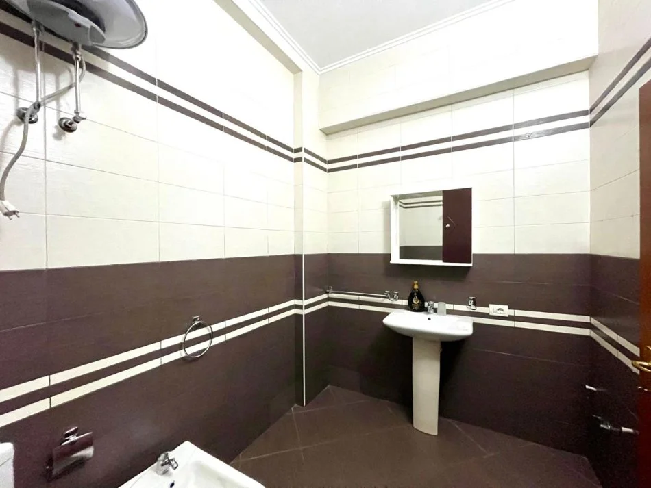 Tirane, jepet me qera apartament+verande | Penthouse 4+1+Aneks+Ballkon Kati 5, 210 m² 1.200 € (Liqeni i Thate)