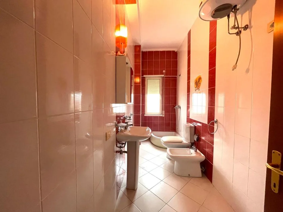 Tirane, jepet me qera apartament+verande | Penthouse 4+1+Aneks+Ballkon Kati 5, 210 m² 1.200 € (Liqeni i Thate)