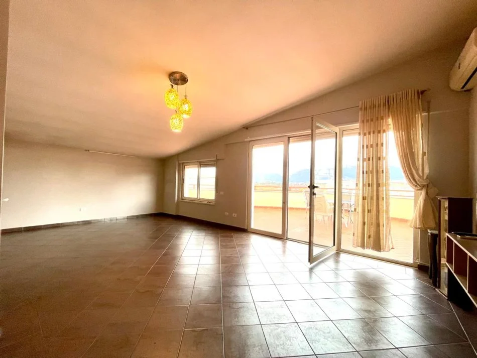 Tirane, jepet me qera apartament 4+1+Aneks+Ballkon Kati 4, 210 m² 1.200 € (Liqeni i That)