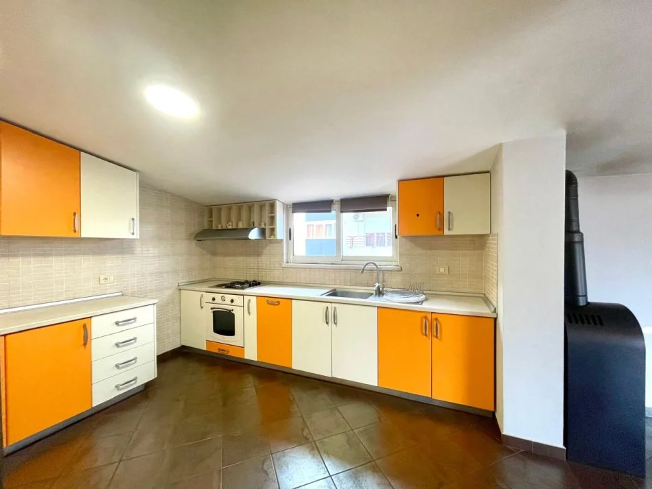Tirane, jepet me qera apartament 4+1+Aneks+Ballkon Kati 4, 210 m² 1.200 € (Liqeni i That)