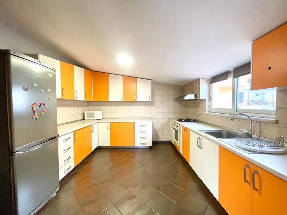 Tirane, jepet me qera apartament 4+1+Aneks+Ballkon Kati 4, 210 m² 1.200 € (Liqeni i That)