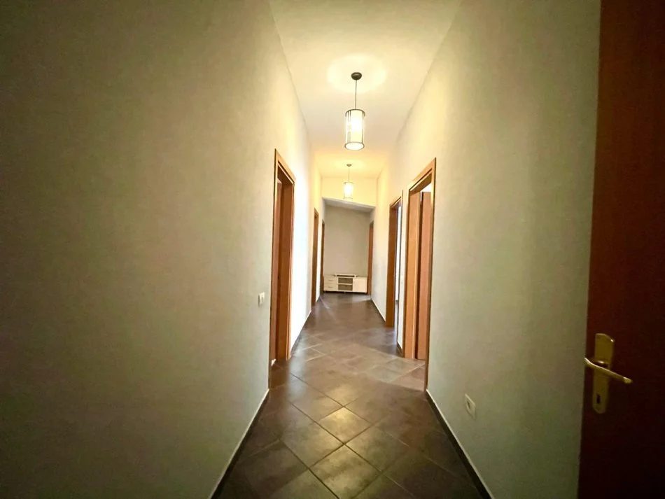 Tirane, jepet me qera apartament 4+1+Aneks+Ballkon Kati 4, 210 m² 1.200 € (Liqeni i That)
