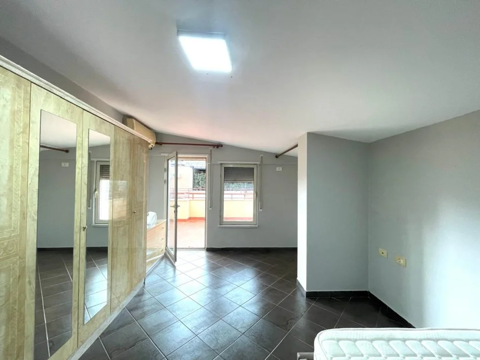 Tirane, jepet me qera apartament 4+1+Aneks+Ballkon Kati 4, 210 m² 1.200 € (Liqeni i That)