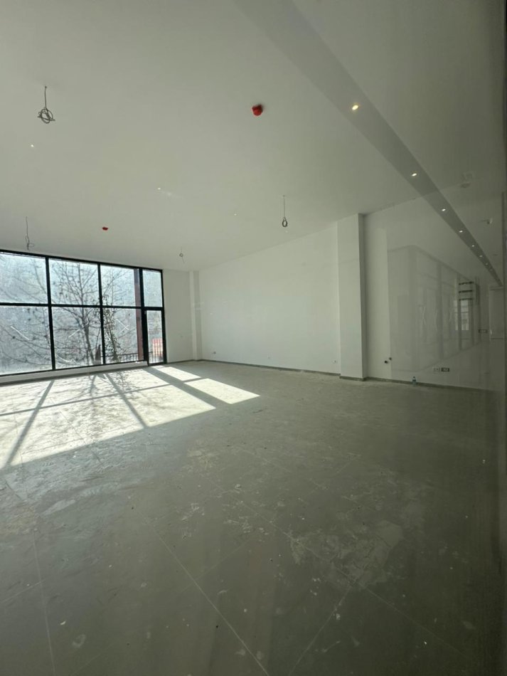 Tirane, jepet me qera zyre Kati 1, 106 m² 2.500 € (Tirana Garden Building)