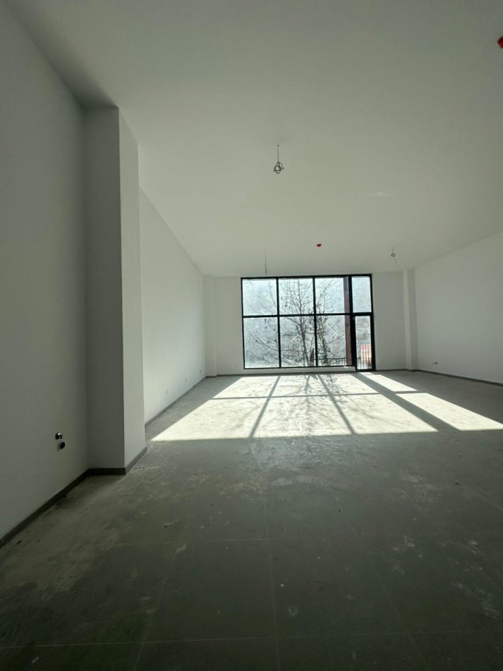Tirane, jepet me qera zyre Kati 1, 106 m² 2.500 € (Tirana Garden Building)