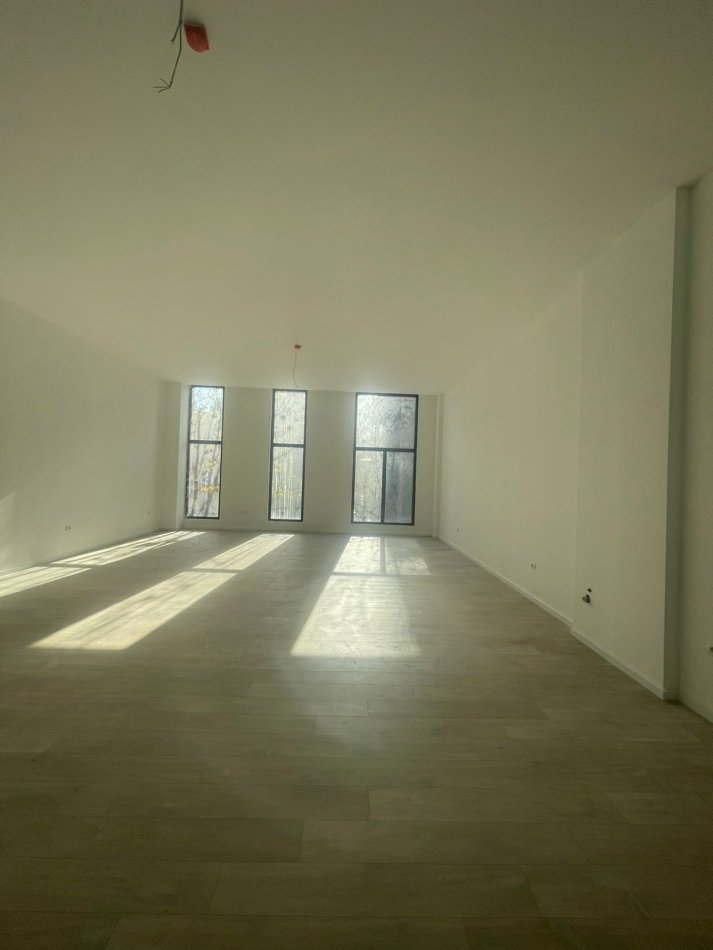 Tirane, jepet me qera zyre Kati 2, 80 m² 2.000 € (Residenca Tirana Garden Building)
