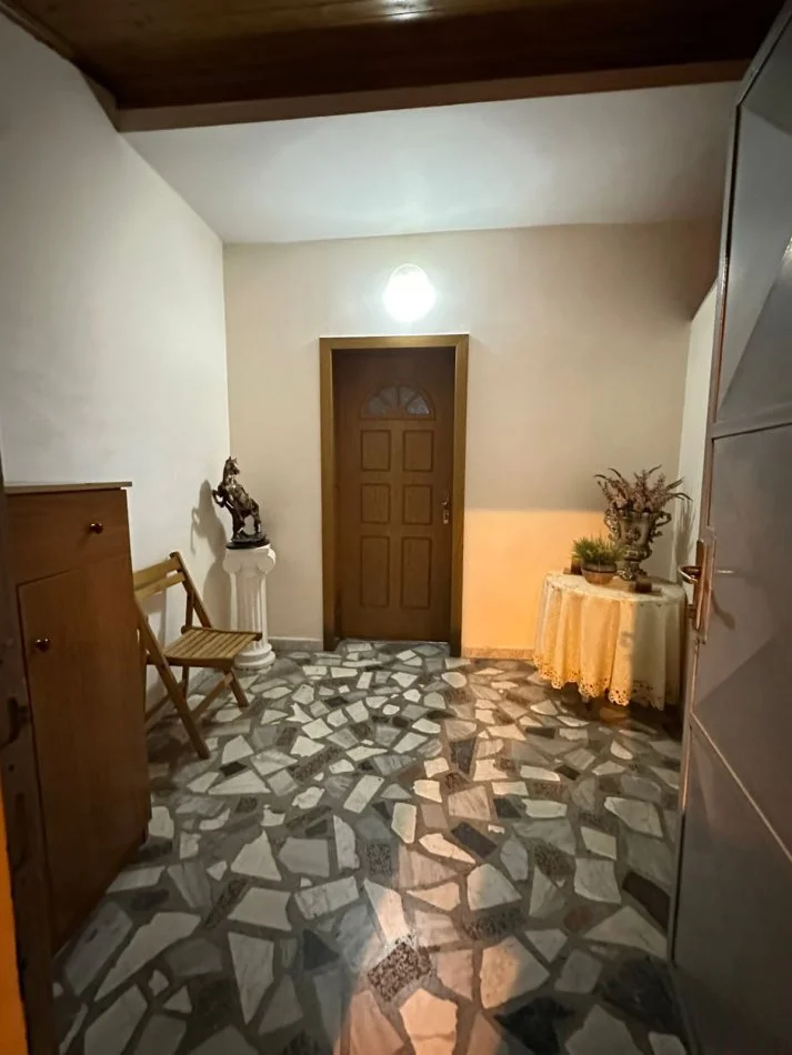 Tirane, jepet me qera apartament 2+1 ,  50.000L