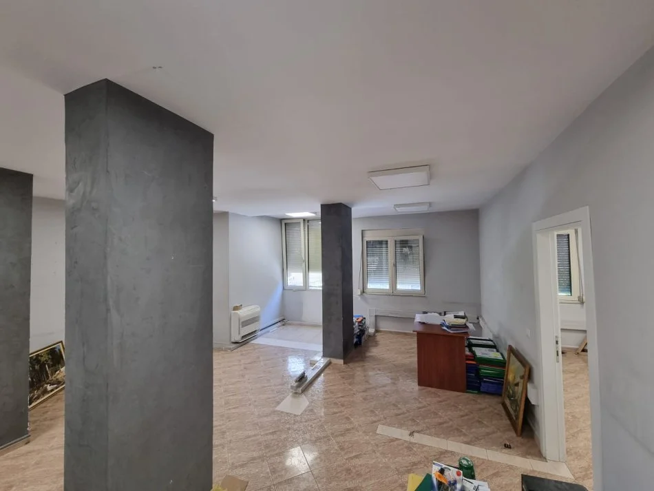 Tirane, jepet me qera ambjent biznesi Kati 4, 65 m² 499 € (Pazari i Ri)