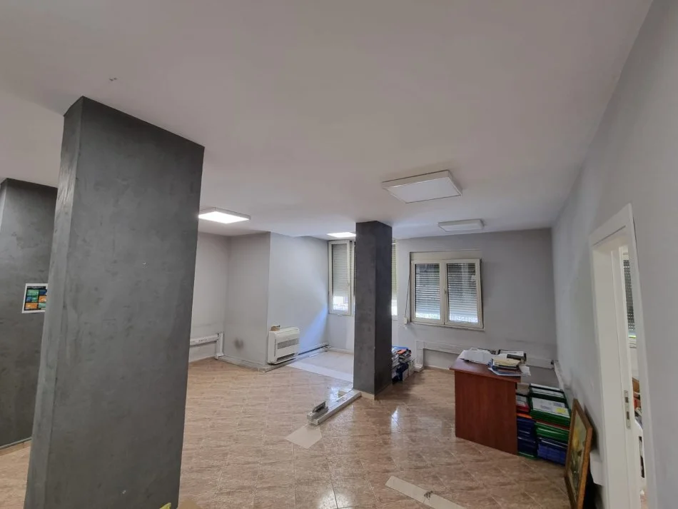 Tirane, jepet me qera ambjent biznesi Kati 4, 65 m² 499 € (Pazari i Ri)
