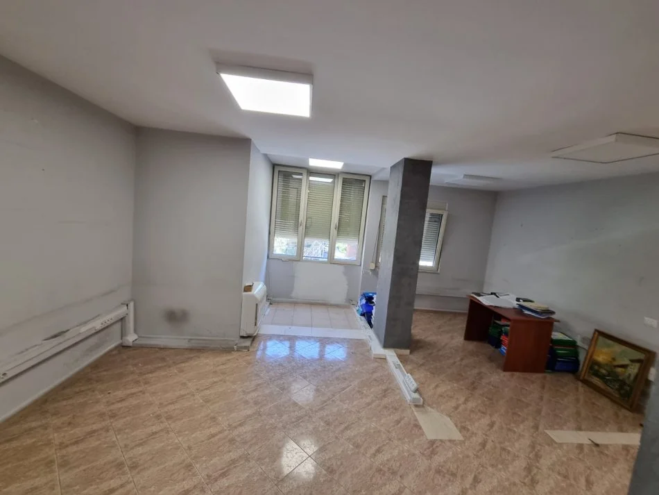 Tirane, jepet me qera ambjent biznesi Kati 4, 65 m² 499 € (Pazari i Ri)