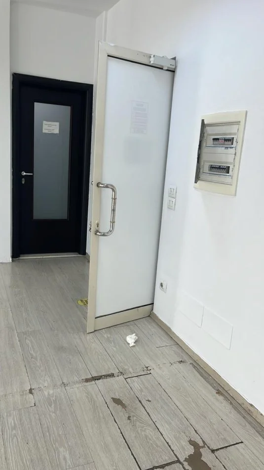 Durres, jepet me qera ambjent biznesi Kati 4, 250 m² 1.500 € 