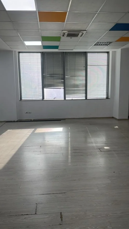 Durres, jepet me qera ambjent biznesi Kati 4, 250 m² 1.500 € 