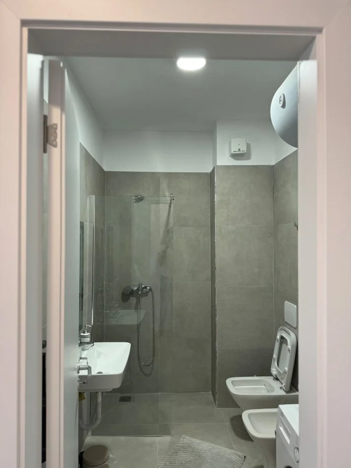 Tirane, jepet me qera apartament 1+1+Ballkon Kati 6, 60 m² 650 € (Stacioni i Trenit, Rruga Karl Gega)