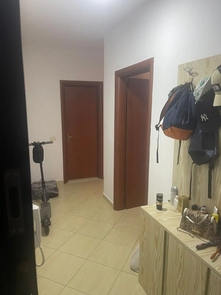 Tirane, jepet me qera apartament 2+1+Ballkon Kati 2, 100 m² 500 € (Rruga Bill Klinton, mbi Kristal Center)