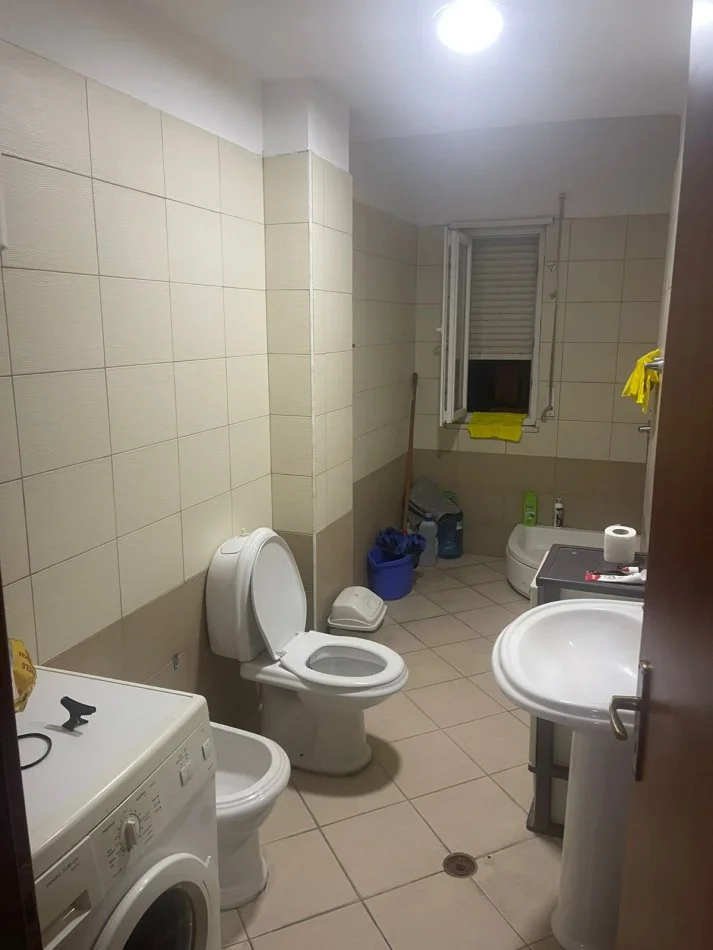 Tirane, jepet me qera apartament 2+1+Ballkon Kati 2, 100 m² 500 € (Rruga Bill Klinton, mbi Kristal Center)