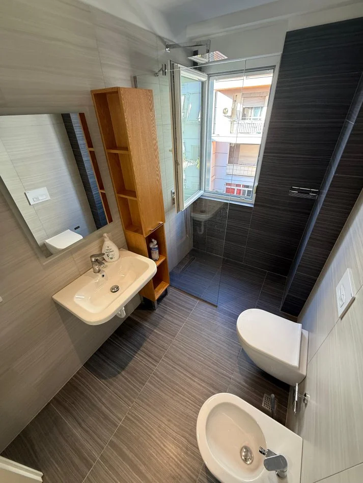 Tirane, jepet me qera apartament 1+1 Kati 2, 70 m² 750 € (Rruga e Barrikadve)