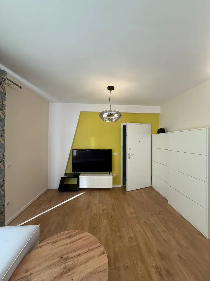 Tirane, jepet me qera apartament 1+1 Kati 4, 70 m² 750 € (Rr. e Barrikadave)