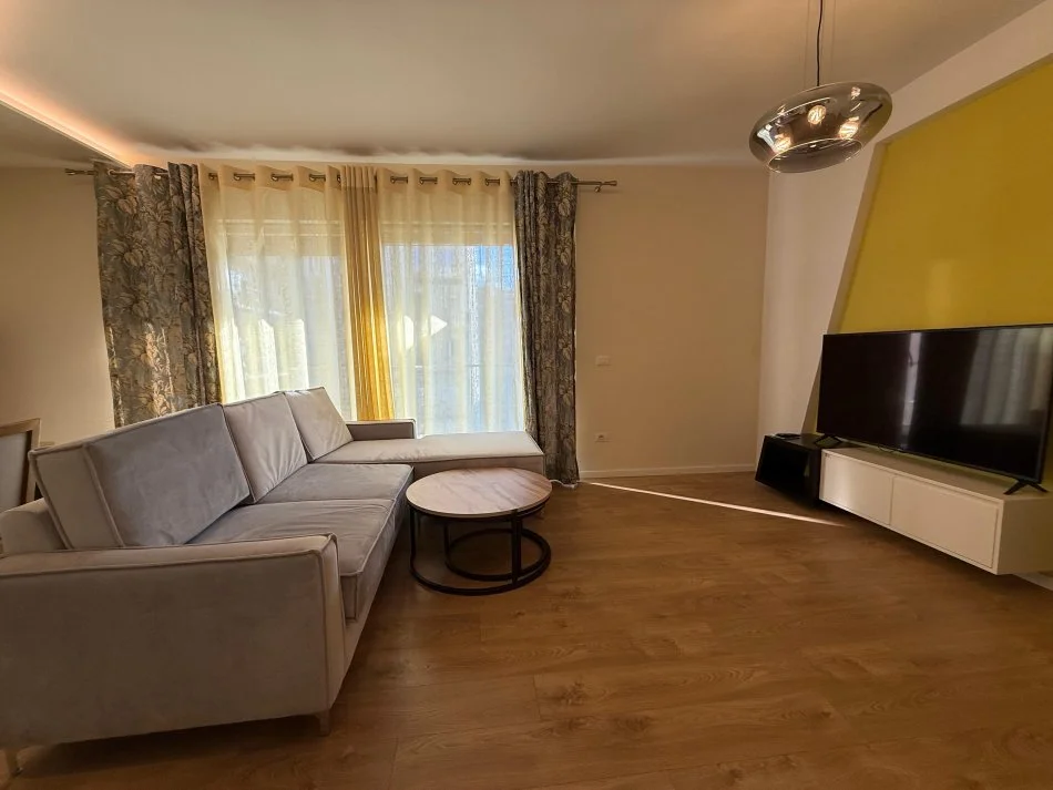 Tirane, jepet me qera apartament 1+1 Kati 4, 70 m² 750 € (Rr. Barrikadave)