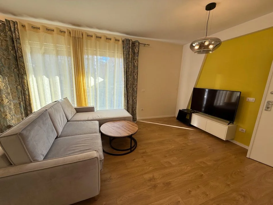 Tirane, jepet me qera apartament 1+1 Kati 4, 70 m² 750 € (Rr. e Barrikadave)