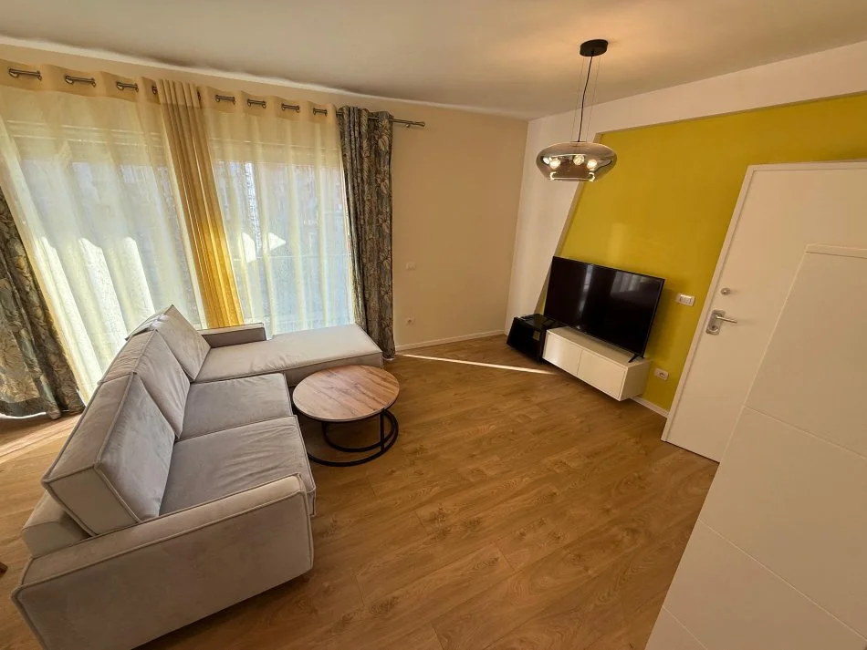 Tirane, jepet me qera apartament 1+1 Kati 4, 70 m² 750 € (Rr. Barrikadave)