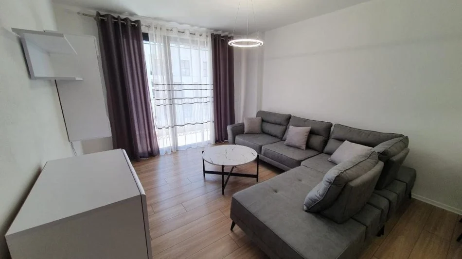 Tirane, jepet me qera apartament 1+1 Kati 7, 650 € (Afër Spitalit 5, Rruga “Kongresi i Manastirit”)
