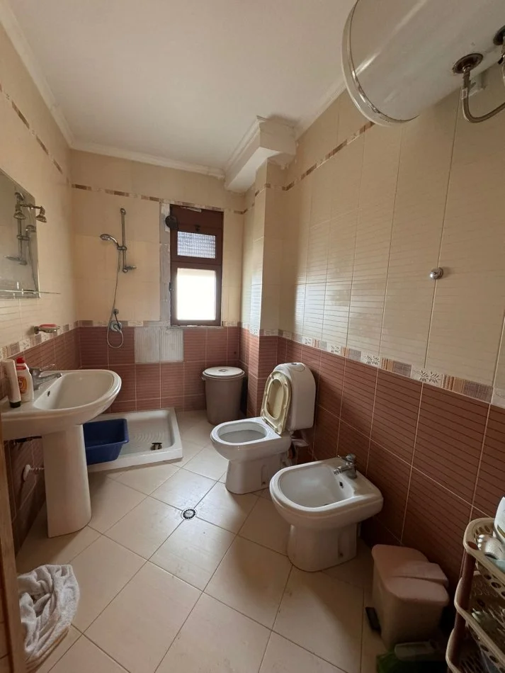 Durres, shitet apartament 2+1+Aneks+Ballkon Kati 4, 120 m² 120.000 € (Rruga Pavaresia)