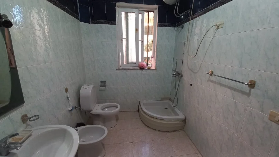 Tirane, jepet me qera Vile 3+1+Aneks+Ballkon Kati 1, 120 m² 400 € (Kinostudio)