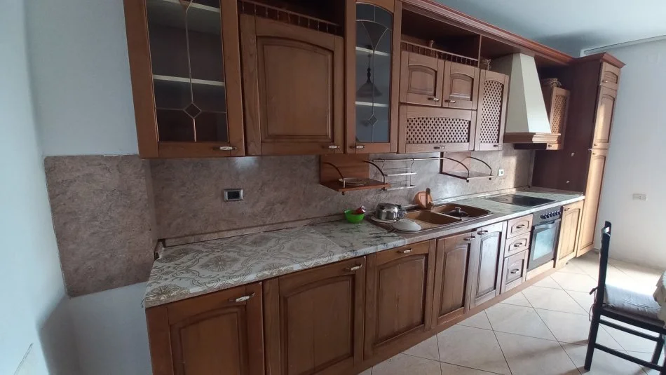 Tirane, jepet me qera Vile 3+1+Aneks+Ballkon Kati 1, 120 m² 400 € (Kinostudio)