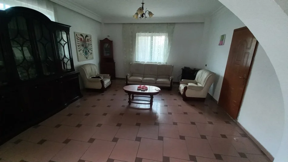 Tirane, jepet me qera Vile 3+1+Aneks+Ballkon Kati 1, 120 m² 400 € (Kinostudio)