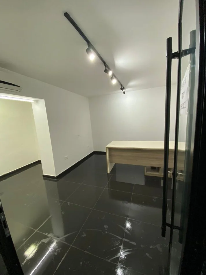 Tirane, jepet me qera dyqan Kati 0, 24 m² 450 € 