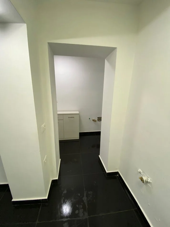 Tirane, jepet me qera dyqan Kati 0, 24 m² 450 € 