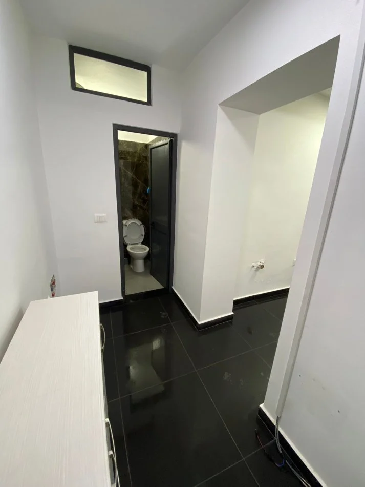 Tirane, jepet me qera dyqan Kati 0, 24 m² 450 € 