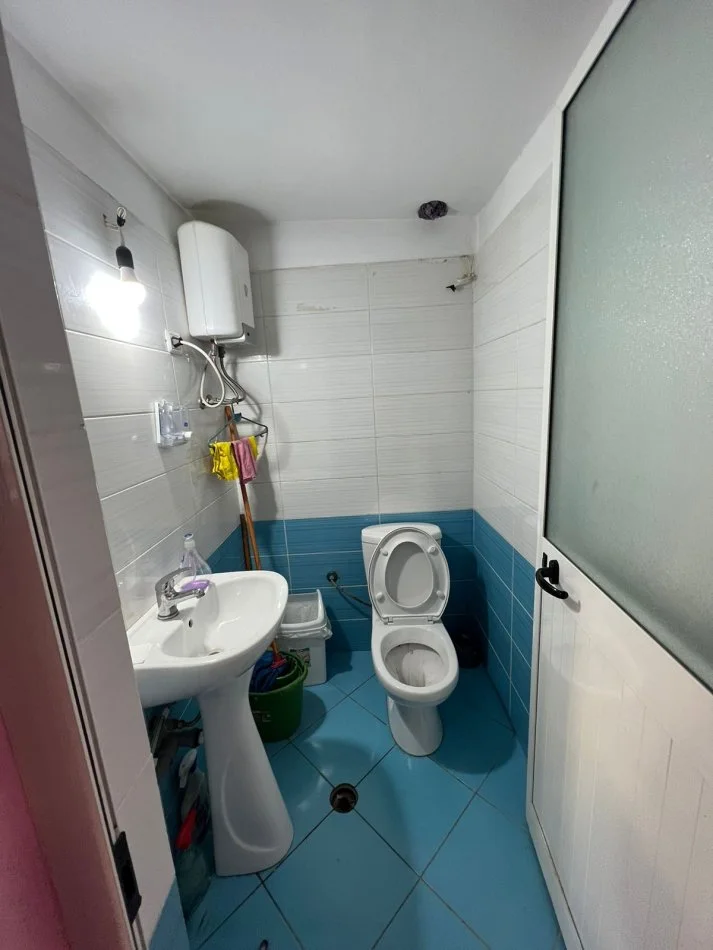 Tirane, jepet me qera dyqan Kati 0, 35 m² 300 € 