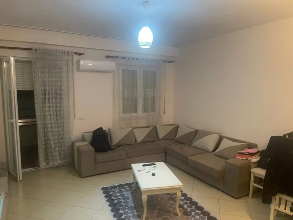 Tirane, jepet me qera apartament 2+1+Ballkon Kati 3, 90 m² 500 € (kristal center)
