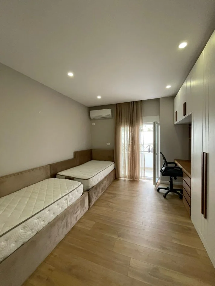 Tirane, shitet apartament , 112 m² 350.000 € (Qender)