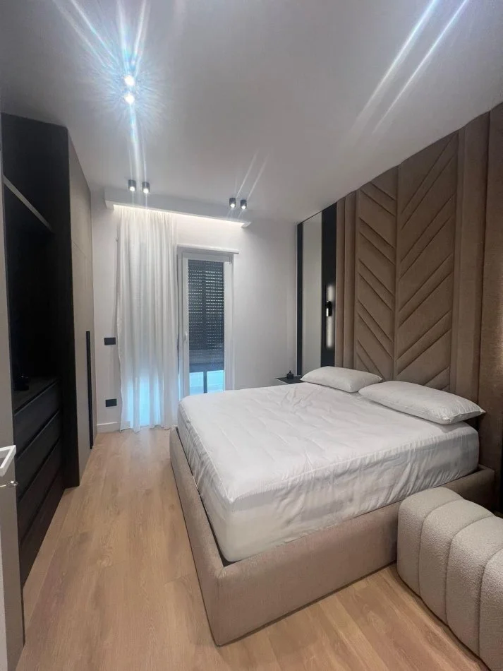 Tirane, jepet me qera apartament 1+1+Ballkon Kati 4, 70 m² 800 € (PORCELAN)