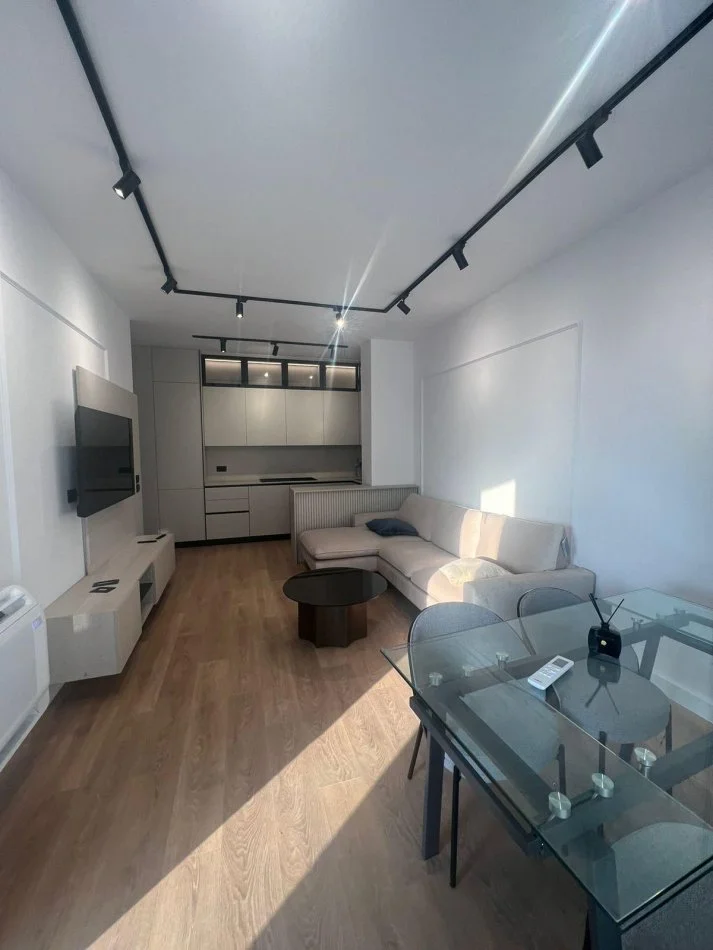 Tirane, jepet me qera apartament 1+1+Ballkon Kati 4, 70 m² 800 € (PORCELAN)