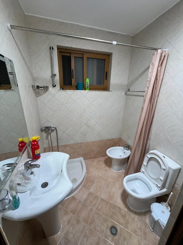 Tirane, jepet me qera apartament 1+1 Kati 1, 49 m² 500 € (Stadiumi Dinamo)