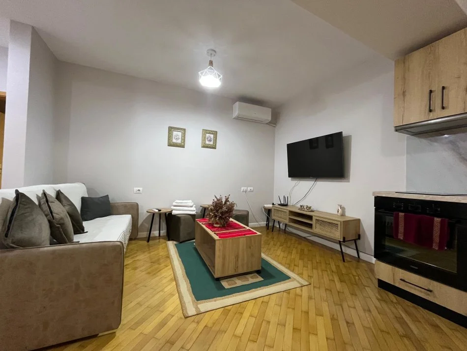 Tirane, jepet me qera apartament 1+1 Kati 1, 49 m² 500 € (Stadiumi Dinamo)