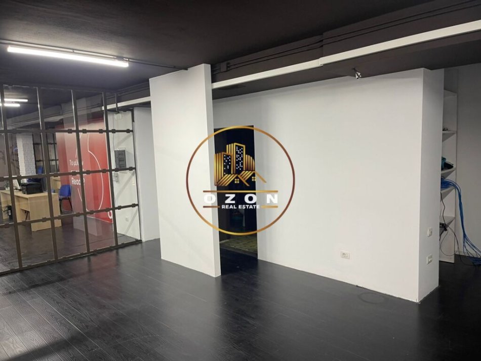 Ambient per Shitje 350m2, Sheshi Willson Tirane!