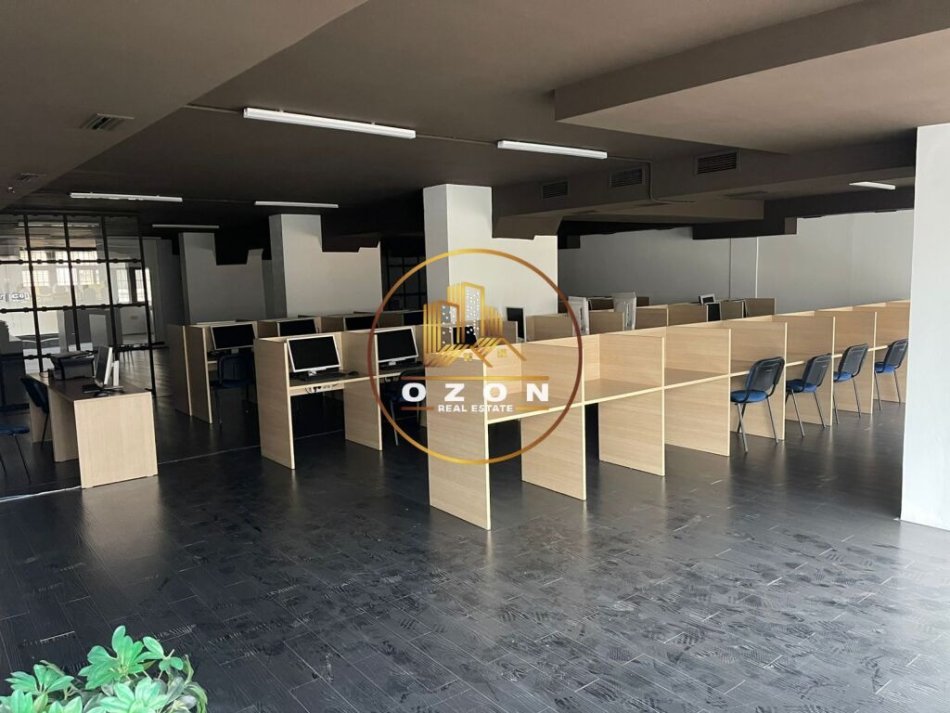 Ambient per Shitje 350m2, Sheshi Willson Tirane!