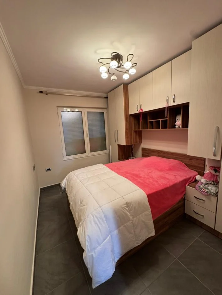 Tirane, jepet me qera apartament 2+1+Aneks+Ballkon Kati 3, 85 m² 700 € (21 Dhjetori ( Tek Neranxi ne fillim te Myslym Shyrit))