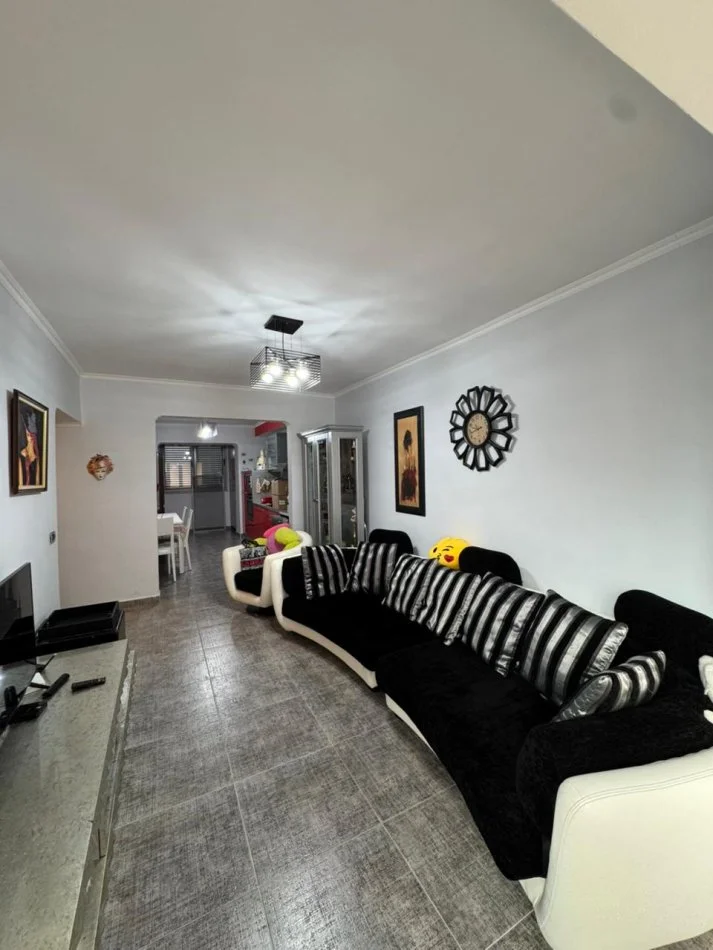 Tirane, jepet me qera apartament 2+1+Aneks+Ballkon Kati 3, 85 m² 700 € (21 Dhjetori ( Tek Neranxi ne fillim te Myslym Shyrit))