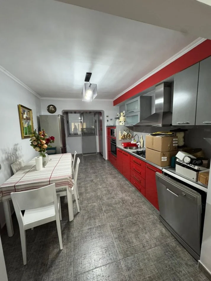 Tirane, jepet me qera apartament 2+1+Aneks+Ballkon Kati 3, 85 m² 700 € (21 Dhjetori ( Tek Neranxi ne fillim te Myslym Shyrit))