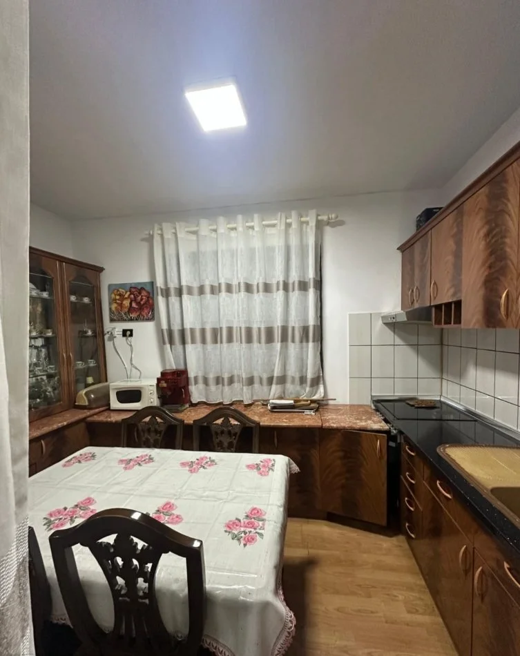 Tirane, jepet me qera apartament 3+1+Ballkon Kati 2, 106 m² 400 € (Rruga Shaqir Palushi)