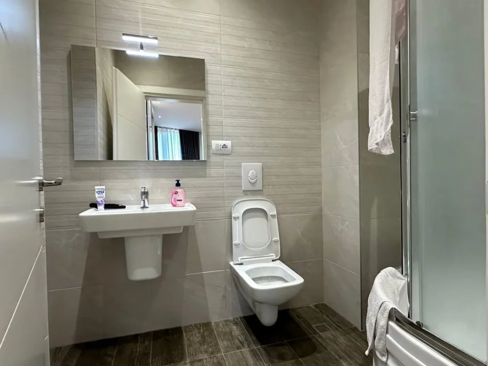 Tirane, jepet me qera 2+1 Kati 7, 134 m² (Rruga Konferenca e Pezes, prane Fabrikes se Birres)