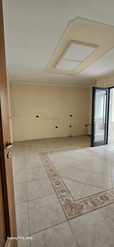 Tirane, jepet me qera zyre Kati 4, 165 m² 2.000 € (Prane Kullave Binjake)
